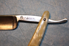 585