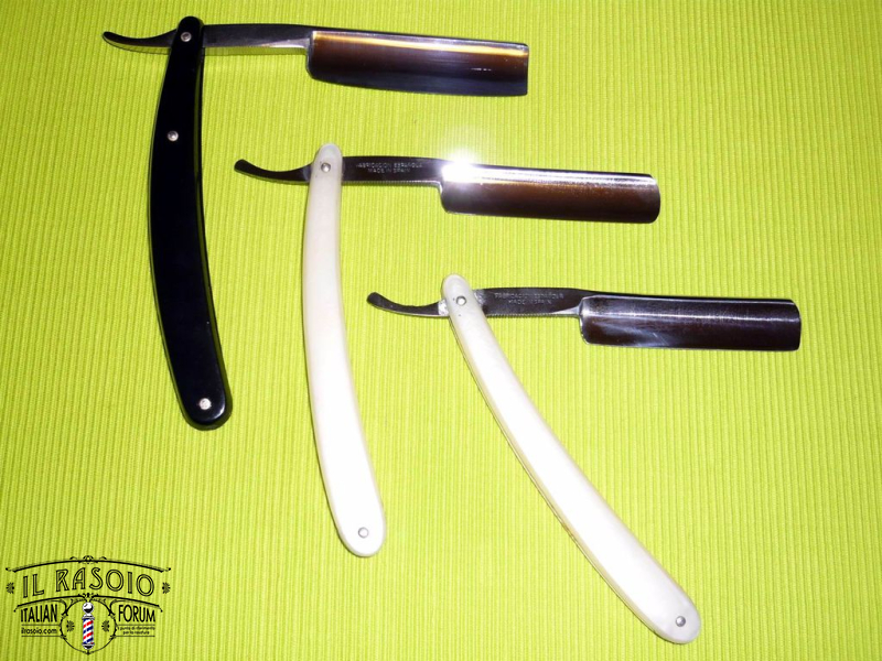 Filarmonica Doble Temple 13 manico bianco e Filarmonica recente manico scuro - verso