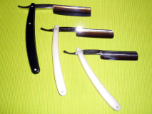 Filarmonica Doble Temple 13 manico bianco e Filarmonica recente manico scuro - verso