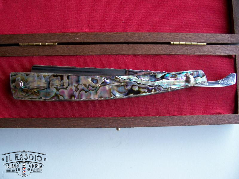 Mastro Livi 7/8 lama inox blue tonge Manico abalone