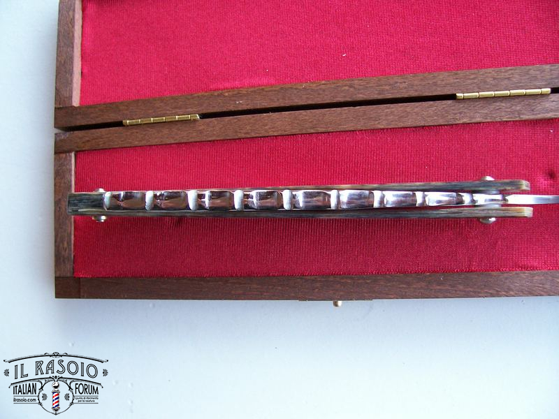 Mastro Livi 7/8 lama inox blue tonge Manico abalone