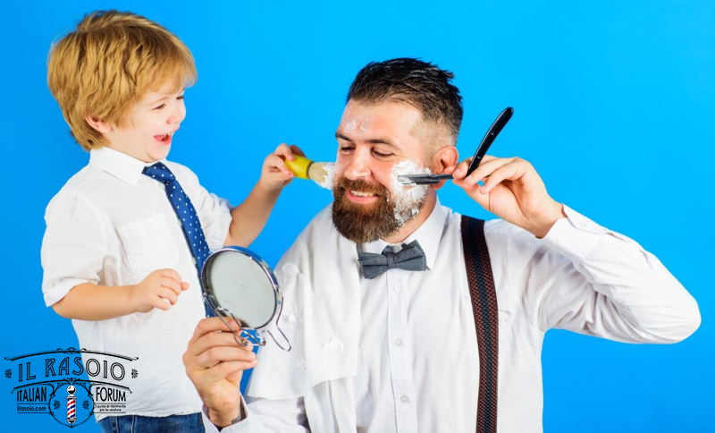 assistente-para-o-pai-filho-e-pai-raspando-a-barba-juntos-barbearia-cuidado-com-a-barba-pequeno-barbeiro_378307-708