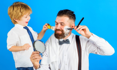 assistente-para-o-pai-filho-e-pai-raspando-a-barba-juntos-barbearia-cuidado-com-a-barba-pequeno-barbeiro_378307-708